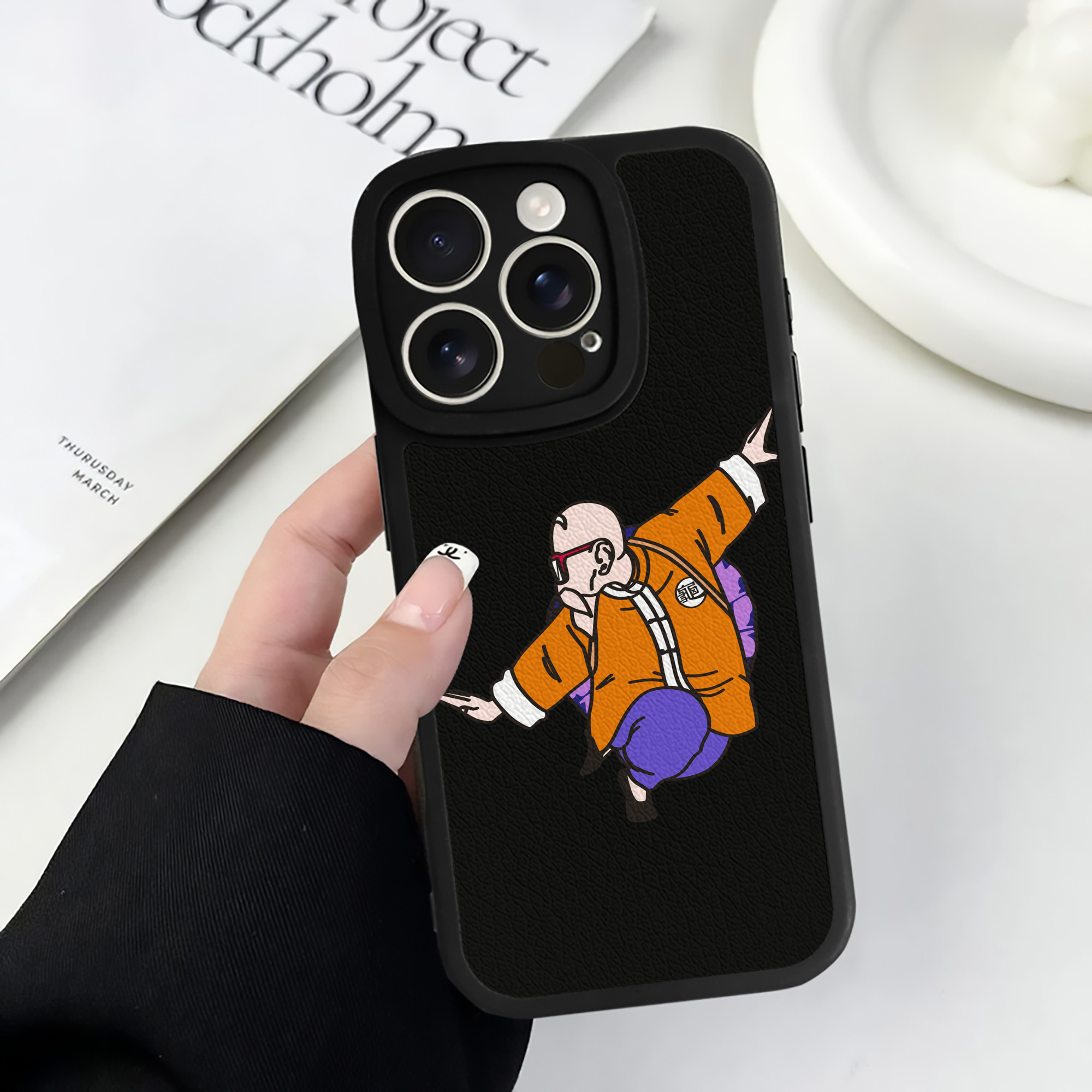 （画像用） ドラゴンボール 亀仙人（かめせんにん） DRAGON BALL Master Roshi Kame Sennin 【iPhone 16シリーズ対応】シリコンスマホケース（レザー調） 材質：シリコン